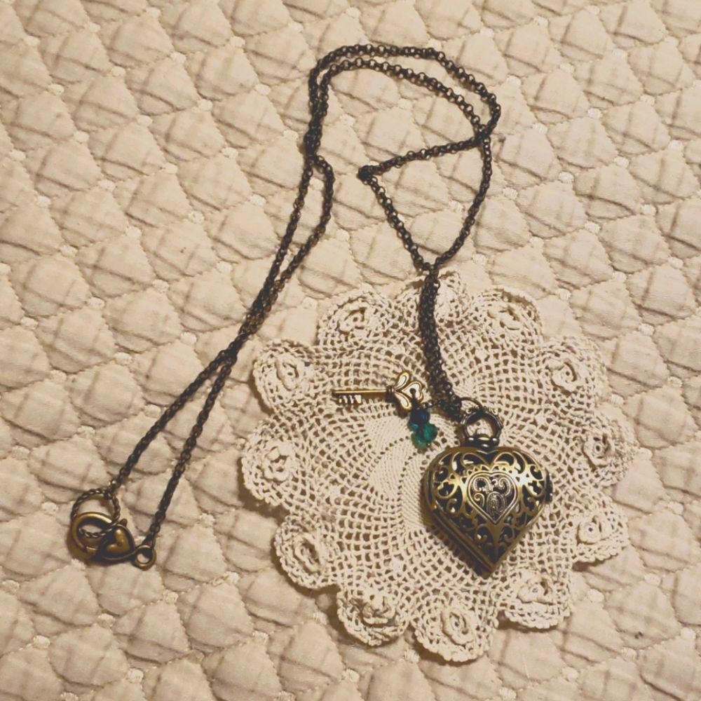 Vintage looking necklace...